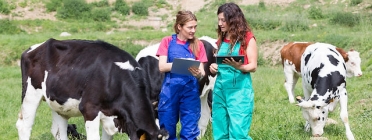 Marina i Imma Puigcorbé han après a tenir cura del bestiar per tradició familiar. Font: Mas El Lladré