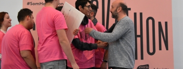 Arnau Vilardell, a la dreta donant un premi a un dels grups participants de la Som Hackathon 2021 Font: Som Hackathon