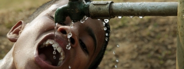 Nen indi bevent aigua. Font: GTRES Font: 