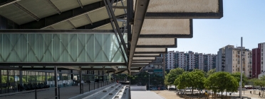Graderies d’accés a l’edifici del Canòdrom, amb una coberta en voladís que la protegeix del sol i on la gent seu.  Font: Mariona Gil