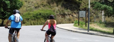 Dues persones en bici per la carretera Alta de les Roquetes de Barcelona. Font: Vicente Zambrano González