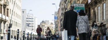 Gent caminant i fent compres pel carrer de Pelai de Barcelona. Font: Clara Soler Chopo
