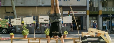 Jove fent equilibris en una plaça del pàrquing al barri de Sant Antoni durant el Park(ing) Day. Font: Marc Gómez