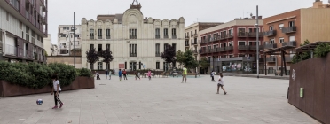 Vista general de la plaça de Joan Pelegrí amb nens jugant i l’Institut Escola Arts al fons. Font: Curro Palacios