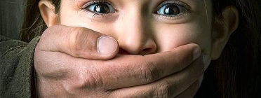 Imatge d’una nena a la que un home li tapa la boca. Font: web abc.es