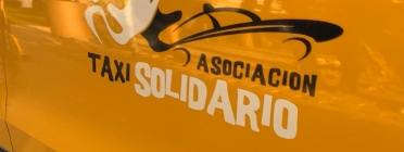 El logo de l'Associació Taxi Solidari, visible als cotxes dels 35 taxistes que en són membres.  Font: Míriam Pagès 