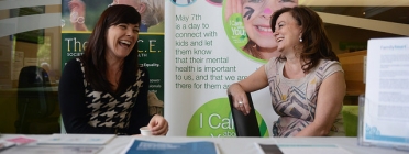 Dues dones participant en una conferència sobre treball social Font: University of the Fraser Valley