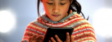 Nena feint servir una tablet Font:  ITU Pictures (Flickr)