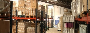 La Nau és un magatzem on gestionen la logística de les donacions de roba i productes d'higiene. Font: Ajuntament de Barcelona