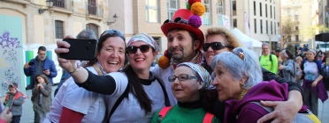 Un equip de persones participants fent-se una 'selfie' a la Catedral de Barcelona. Font: Magic Line