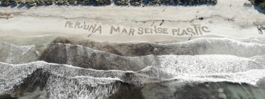 Acció a la platja de Ses Covetes a Mallorca per reclamar un mar sense plàstic Font: Amics de la Terra