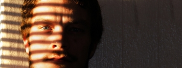 Un home té mitja cara tapada per una ombra. Font: Pixabay
