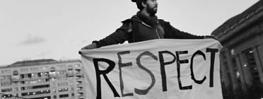 Un noi amb una pancarta que diu 'Respect'. Llicència CC BY-SA 2.0 Font:  Lorie Shaull (Flickr)