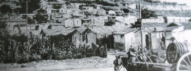 Segons un cens de l'any 1957, 30.000 persons vivien en la muntanya de Montjuïc, en més de 6.000 barraques. Font: XTEC