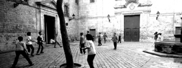 Nens jugant a la Plaça Sant Felip Neri. Font: Blog Jordi Peñarroja Font: 