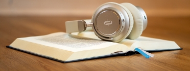 Un llibre i uns auriculars Font: Kay Lenze (Pixabay)