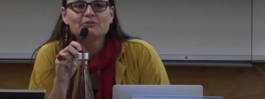 Bruna Álvarez durant la intervenció en unes jornades celebrades a la Universitat Autònoma de Barcelona (UAB). Font: UAB