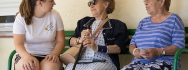Més de 350.000 persones majors de seixanta-cinc anys viuen soles a Catalunya, una situació que augmenta el risc de patir problemes de salut i soledat no desitjada. Font: Amics de la Gent Gran. Font: Amics de la Gent Gran