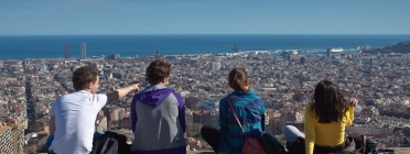 4 joves amb Barcelona de fons