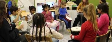A les sessions els infants prenen contacte amb instruments musicals i participen en dinàmiques a través de cançons, jocs o reflexions verbals.  Font: Paula Gil