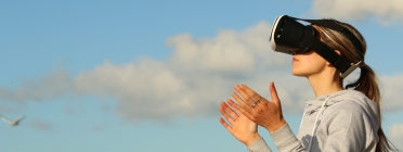 Dona amb visor de realitat virtual. Llicència CC0: https://www.pexels.com/photo-license/ Font: Bradley Hook (Pexels)