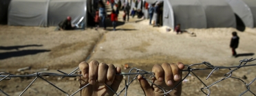 Mans a una tanca d'un camp de refugiats. Font: Diario Octubre Font: 