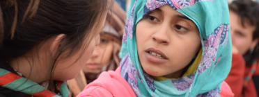 Una jove escolta parlant amb una noia sahrauí durant el projecte 'Junts pel lleure' al campament de refugiats sahrauís d'Smara