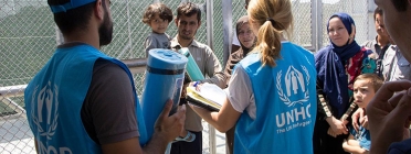 Voluntaris d'ACNUR atenent refugiats. Font: eacnur.org Font: 