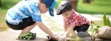 Infants jugant en un parc. Font: PxHere