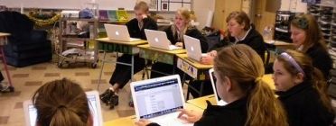Ecolars en un centre d'ensenyament treballant amb els ordinadors Font: 