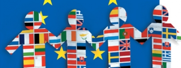 Imatge bandera Unió Europea amb ninots donant-se les mans Font: 