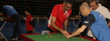 L'Alex Araujo, un dels fundadors de l'Iluro, jugant un partit de futbol de taula. Font: Alex Araujo