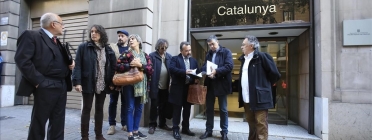 Integrants d'Aprodeme davant la Fiscalia de Catalunya on van presentar la denúncia Font: Ferran Nadeu