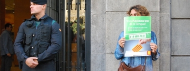 Una dona es manifesta al costat d'un agent de la Guàrdia Civil Font: CONFAVC