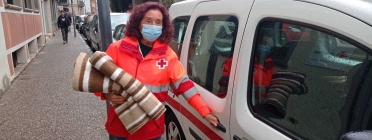 L'arribada del fred complica molt la situació de les persones sense llar i entitats com Creu Roja Girona distribueixen mantes. Font: Creu Roja Girona