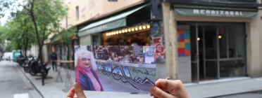 Una imatge de la pel·lícula 'Mònica del Raval' al bar Mendizabal davant del mateix punt del barri del Raval, en l'actualitat. Font: Filmoteca de Catalunya