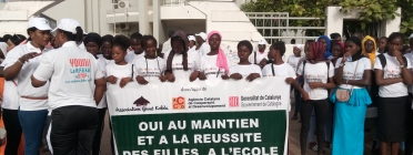 Manifestació de noies per una educació amb perspectiva de gènere a Kolda.  Font: Fundació Guné