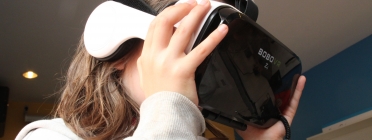 Una de les nenes prova les ulleres de realitat virtual durant la sessió de portes obertes del projecte. Font: Elisenda Pallarés