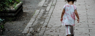 Infant sense protecció camina sol per un carrer. Font: Lance Shields, Flickr