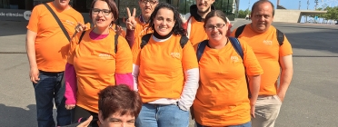 Grup d'usuaris de l'entitat que aporten el seu granet de sorra fent voluntariat. Font: Som - Fundació Catalana Tutelar