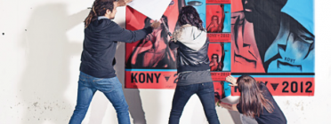 Posant pòsters de la campanya "Kony 2012" Font: 