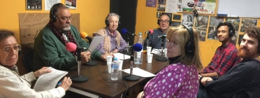 Participants de la Mediateca fent un programa de ràdio Font: Colectic