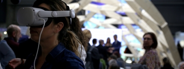 Una persona experimentant amb la realitat virtual davant de les presentacions d'm4Social a l'estand de la Fundació Mobile World Capital. Font: Carla Fajardo Martín