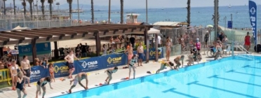 El salt conjunt a la piscina s'ha convertit en un acte simbòlic del 'Mulla't'. Font: Fundació Esclerosi Múltiple