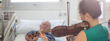 L'associació Música en Vena humanitza les estades als hospitals amb miniconcerts en directe.  Font: Música en Vena