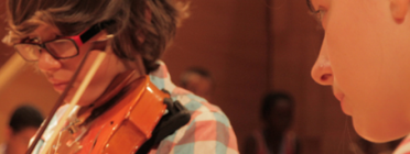 Un nen del centre tocant el violí Font: 