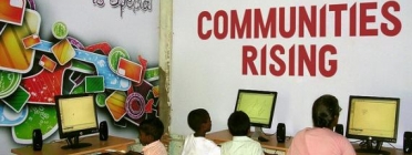 Nens davant d'ordinadors a l'Índia. Font: Communities Rising (flickr.com) Font: 
