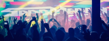 El jovent balla a una discoteca en una nit de festa. Font: Max Pixel