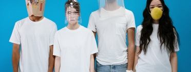 Un grup de joves amb elements que els tapen el rostre per il·lustrar l'aïllament social. Font: Cottonbro (Pexels)