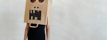 Una persona amb una bossa de paper al cap. Font: Daisy Anderson (Pexels)